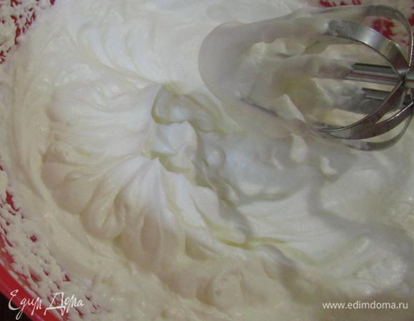 Холодные сливки взбить до устойчивых пиков.