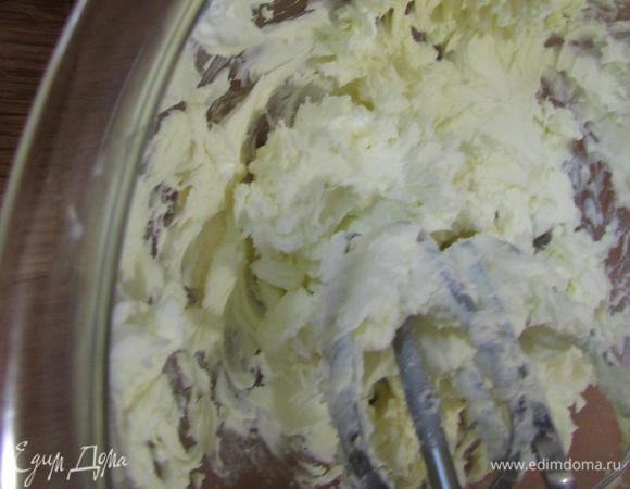 Слегка, на низкой скорости блендера, взбить маскарпоне. Соединить с заварным кремом и перемешать до гладкой массы.