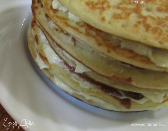 На тарелочку выложить один панкейк, смазать его кремом. Накрыть вторым, затем снова крем... И так, пока не закончатся панкейки. Верхний слой кремом не промазывать. Поставить в холодильник на 1,5 часа, для пропитки.