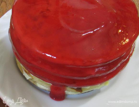 Затем вылить наверх тортика ягодный соус и украсить центр ягодой и листьями мяты.