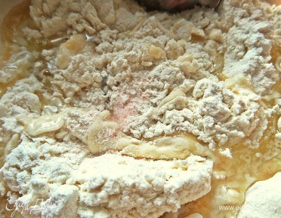 Вымешиваем тесто с щепоткой соли.