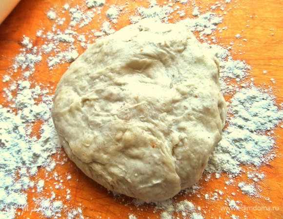 Затем переносим на доску с мукой.