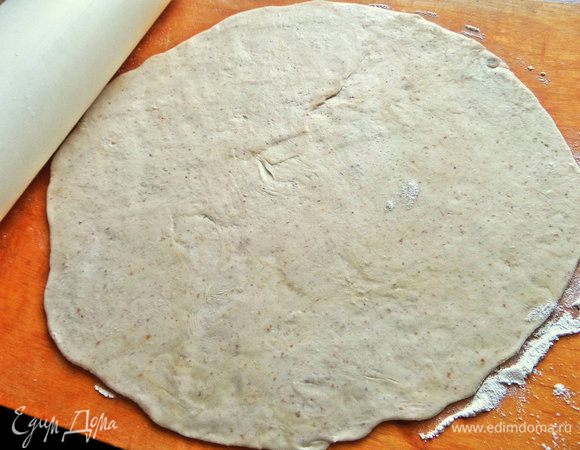 Раскатываем в один тонкий пласт.
