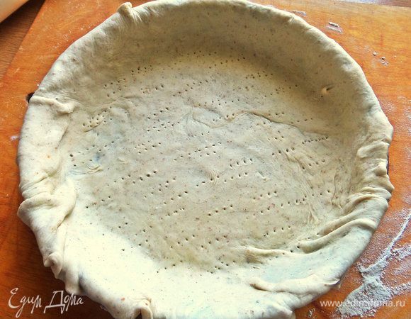 Складываем пополам и переносим в смазанную форму. Дно наколоть вилкой.