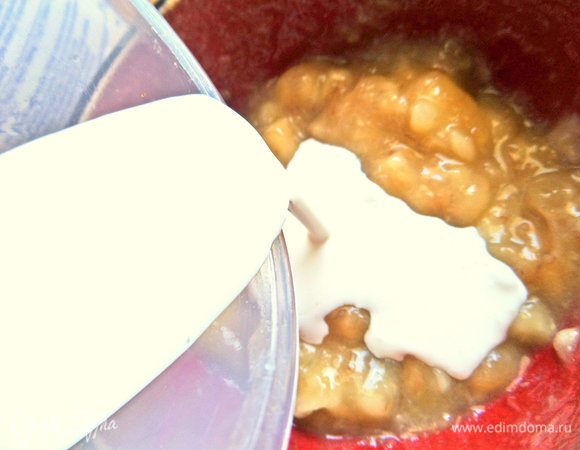 Влить сливки или сметану. Но можно и без них, тогда галета будет полностью постная.