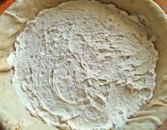 Распределить по дну галеты.