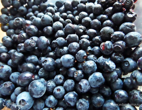 Чернику помыть, просушить, убрать листики.