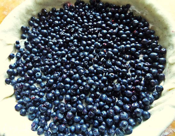 Рассыпать на начинку ровным слоем.