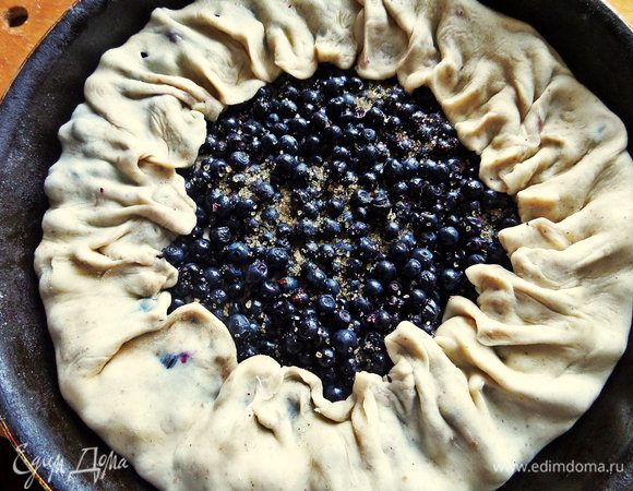 Края притянуть к центру, защипать художественно.