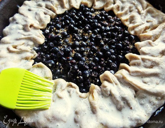 Смазать теми же сливками (яйцом, молоком) или простой водой с сахаром, если хочется теста полностью.