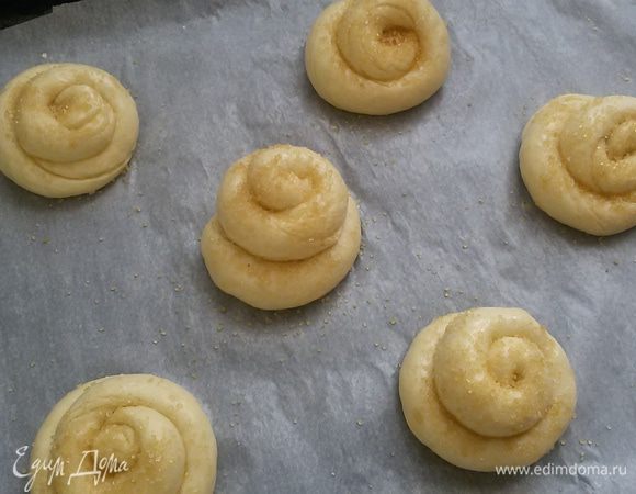 Тесто обмять, разделить на 15 частей. Из кусочка теста скатать жгут длиной 20 см и свернуть по спирали.