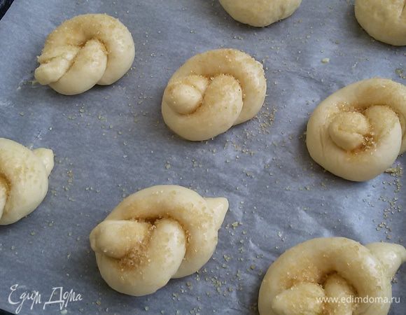 Из жгута теста сформировать узелок.