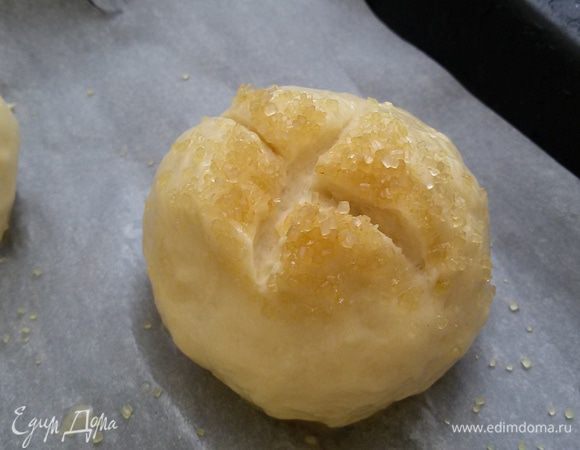 Сформировать круглую булочку, обмакнуть в тростниковый сахар и разрезать крест-накрест.