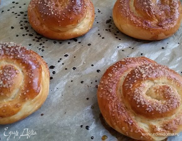 Выложить булочки на противень, застеленный бумагой для выпечки, смазать слегка взбитым яйцом и посыпать спирали и узелки тростниковым сахаром.Выпекать в предварительно нагретой духовке при температуре 190°C 15- 20 минут. Приятного аппетита!