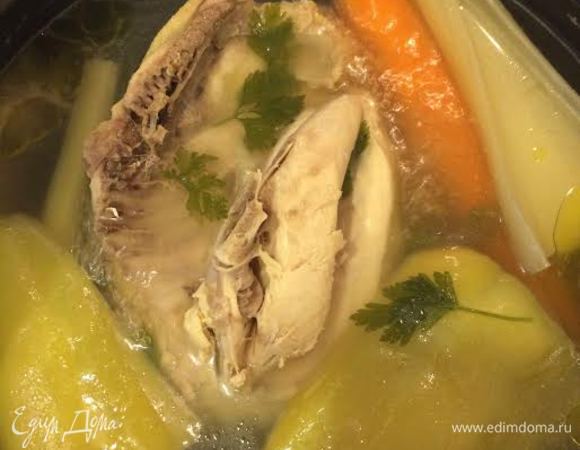 Сначала надо сварить куриный бульон. Куру заливаем 2 литрами воды, доводим до кипения, снимаем пену. Добавляем все овощи по 1 шт. + петрушку и лавровый лист. Уменьшаем огонь и варим до готовности курицы.