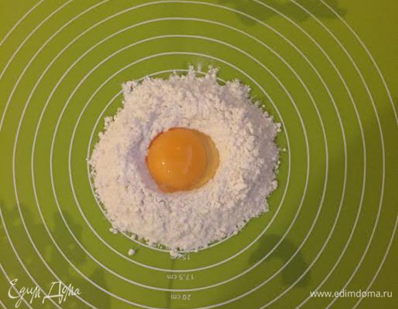 Лапша: муку просеять горкой, сделать углубление, добавить соль и желток.