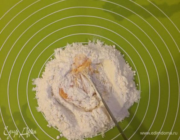 Смешать муку и желток.Замесить крутое тесто.