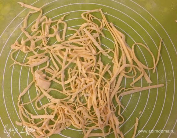 Тесто тонко раскатать, свернуть и нарезать.