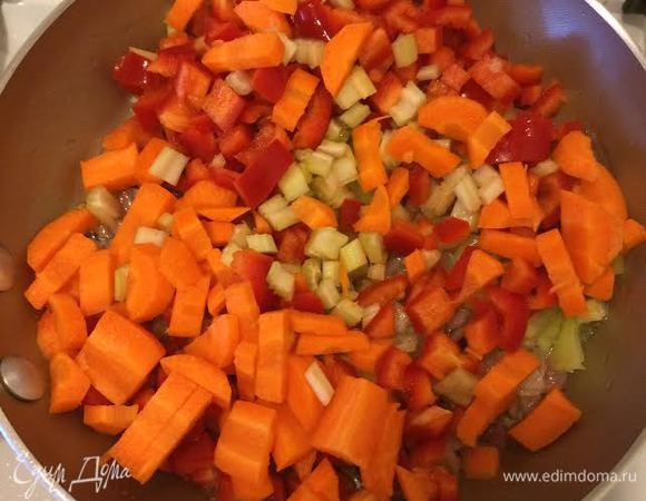 Оставшиеся овощи нарезать кубиками, слегка потушить на растительном масле.