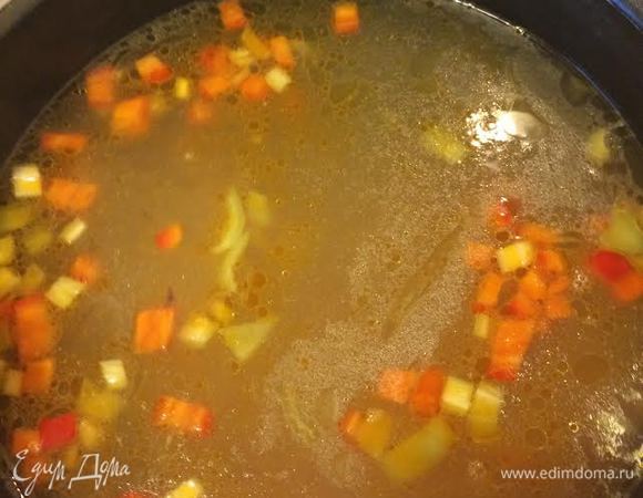 Из бульона достать курицу, овощи, петрушку и лавровый лист. Добавить зажарку в суп и варить 5 — 10 минут.