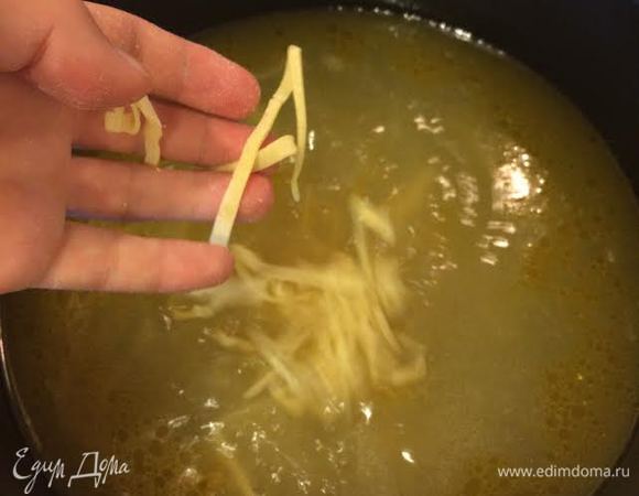 Добавить лапшу, варить 5 минут.
