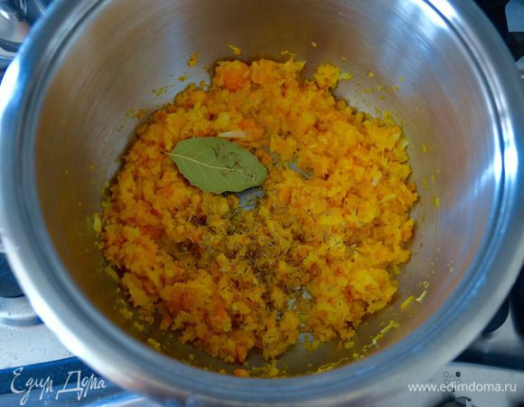 Добавьте листики тимьяна и лавровый лист, увеличьте огонь и, помешивая, обжарьте всё ещё 2-3 минуты.