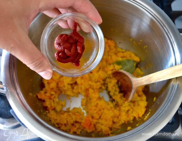 Добавьте к овощам томатный концентрат и обжарьте 1 минуту.