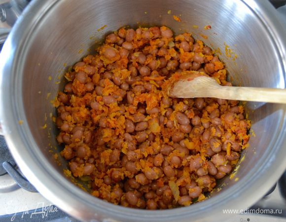 Консервированную фасоль как следует промойте и дайте стечь лишней жидкости. Выложите фасоль в кастрюлю.