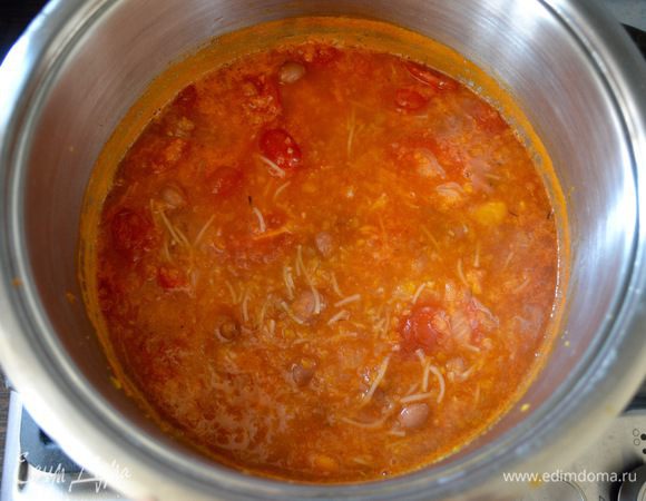 Дайте постоять готовому супу минут 10 и подавайте, разлив по тарелкам. По желанию можно посыпать суп тёртым Пармезаном и украсить листиками базилика.