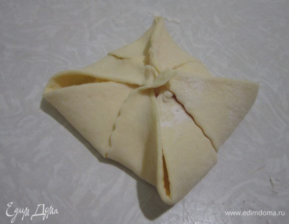 Конвертики выложить на, застеленный бумагой для выпечки, противень. Выпекать в разогретой до 200°С духовке 15 минут.