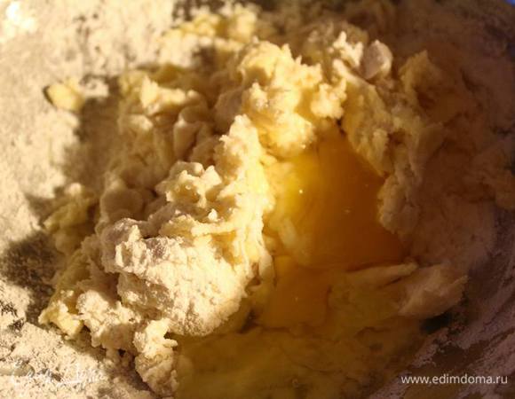 Мягкое сливочное масло размешать с солью, холодной водой, яйцом и половиной муки.