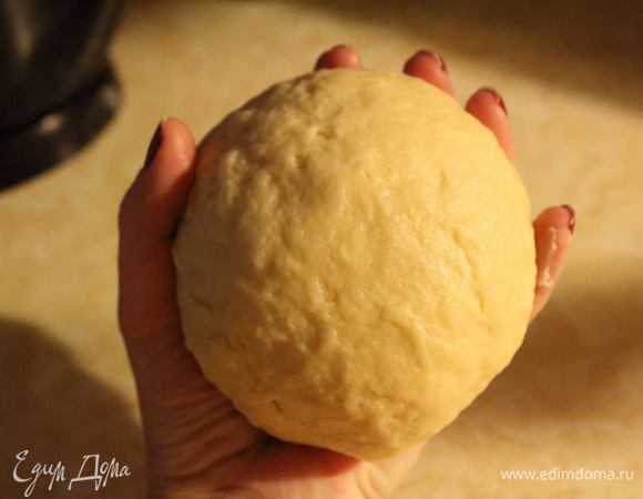 Вторую половину муки высыпать на рабочую поверхность и замесить тесто. Готовый шарик  закрутить в пленку и положить в холодильник на 1 — 2 часа.