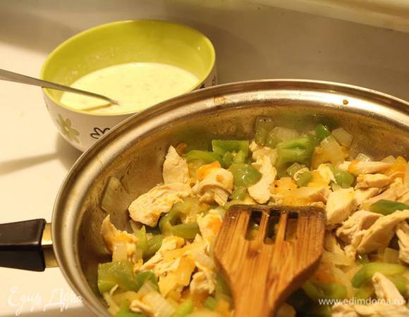 Грудку заранее отварить. В сотейнике поджарить на большом огне крупными кубиками нарезанные лук, болгарский перец, помидор. Затем добавить крупно нарезанные или разломанные куриные грудки. Посолить-поперчить, дать выйти овощным сокам.
Сливки смешать с яйцом, залить начинку и уменьшить огонь до небольшого на пару минут под крышкой.