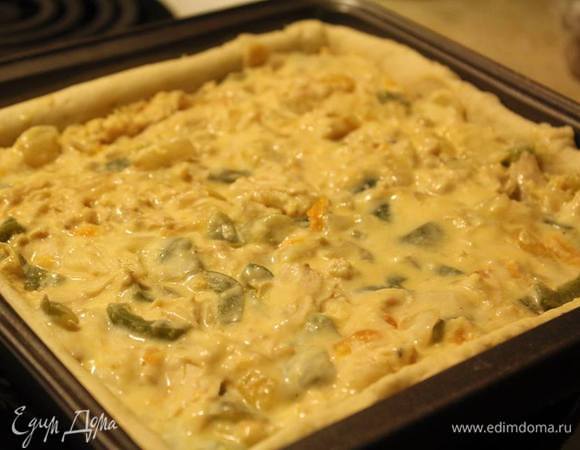 Вытащить корж из духовки, освободить его от фасоли и бумаги.
В начинку вмешать натертый твердый сыр, быстренько размешать и выложить ее в корж.
Отправить в духовку на 30 минут.