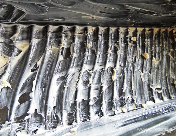 Форму «кирпичик» обильно смазываем сливочным маслом. Моя форма силиконовая, дно шириной 8 см, длиной 21 см, вверху расширяется: ширина — 9 см, длина — 23 см. 