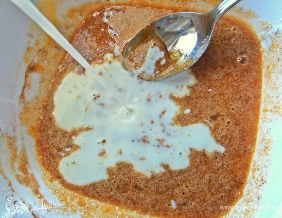 Вливаем молоко или сливки нежирные.