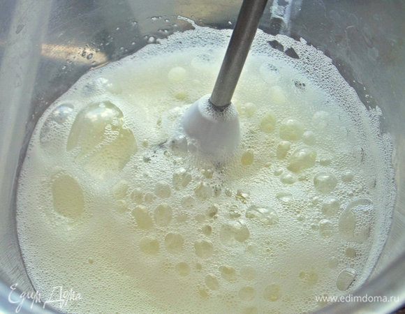 Отдельно взбиваем белки с солью.