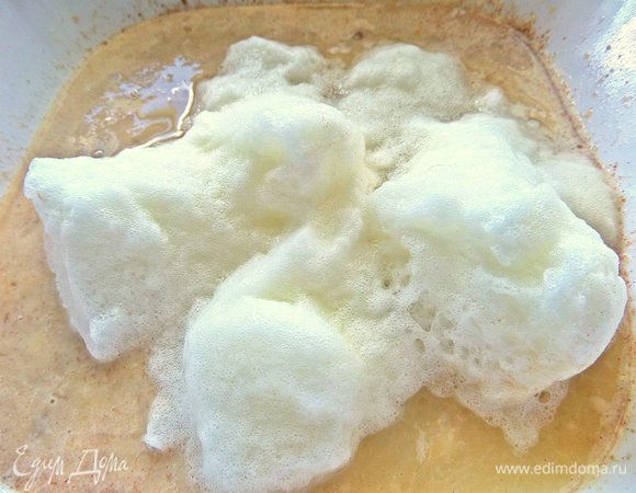 Переносим шапку из белков в желтковую массу. Заливка готова. Налить немного заливки на дно формы.