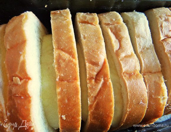 Плотно воткнуть между батоном дольки яблока. Пусть начинка «врастет» в хлеб, будет только вкуснее!