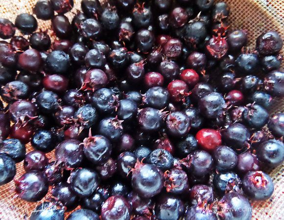 Ягоды промыть, дать стечь, нужна половина стакана или больше.