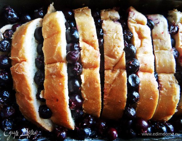 Насыпать сверху ягоды.