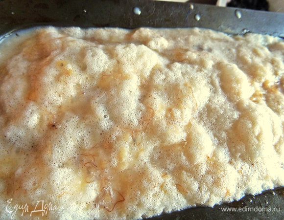 Вылить сверху заливку по порциям, чтобы впиталась в хлеб. Не бойтесь наполнять до краев — пирог «не убежит» и сильно не поднимется.