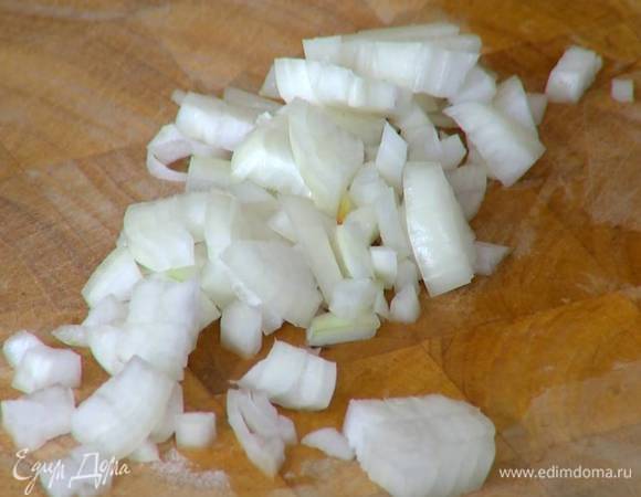 Лук и чеснок почистить и мелко порубить.