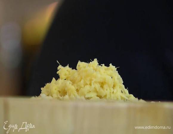 Корень имбиря почистить, натереть на мелкой терке (должна получиться 1 ч. ложка), выложить к луку с чесноком и все обжарить.