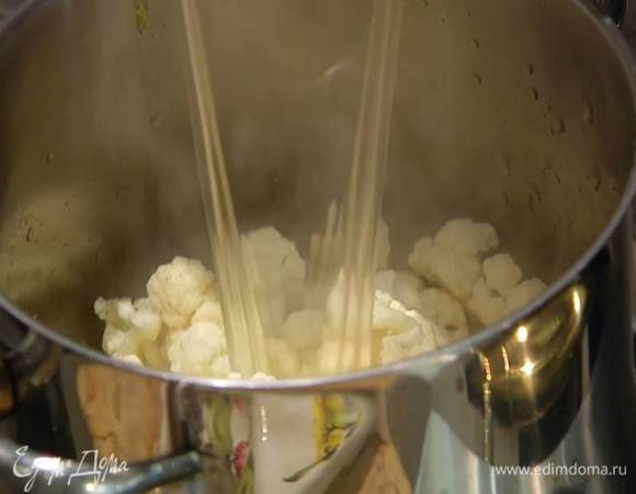 Залить овощи горячим бульоном, так чтобы капуста была покрыта, и варить 15 минут.