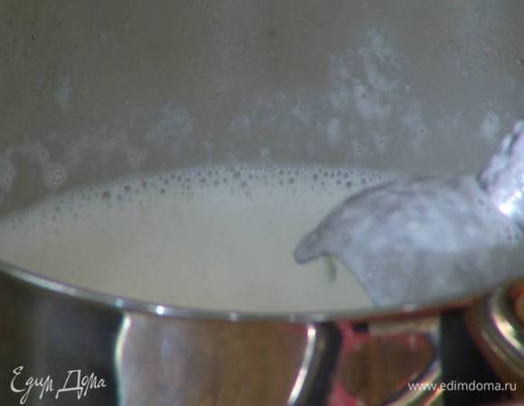 Слить из супа часть бульона в отдельную кастрюлю, добавить молоко и сливки и взбить все погружным блендером, затем посолить.