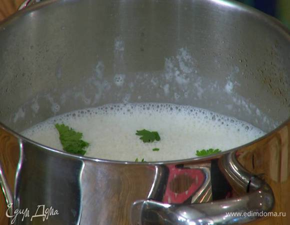 Кинзу измельчить руками и добавить в суп.