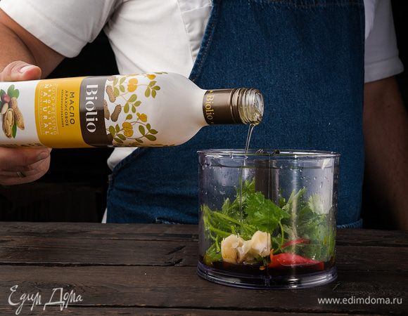 В блендер положить пучок петрушки, арахисовое масло, выдавить сок из двух лаймов, зубчик чеснока, половинку перца чили без семян, соевый соус и кунжутное масло. Все взбить, затем на терке натереть корень имбиря и добавить в блендер. 