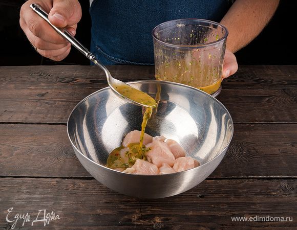 Курицу нарезать ровными кубиками, выложить в миску. Добавить половину орехового соуса и все хорошо перемешать. И оставить на некоторое время. Соус должен держаться на кусочках.