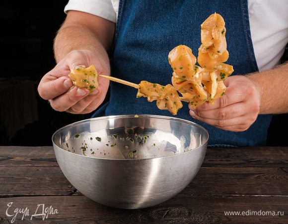 Кусочки курицы надеть на шпажки, оставляя небольшое пространство между ними.